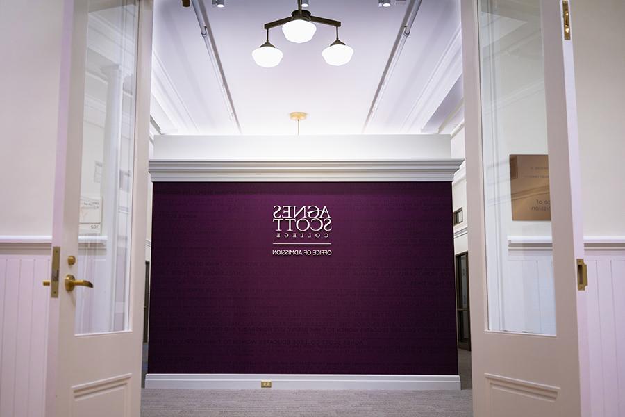 Entrance to the admission office- a purple wall reads "正规博彩十大网站排名学院"